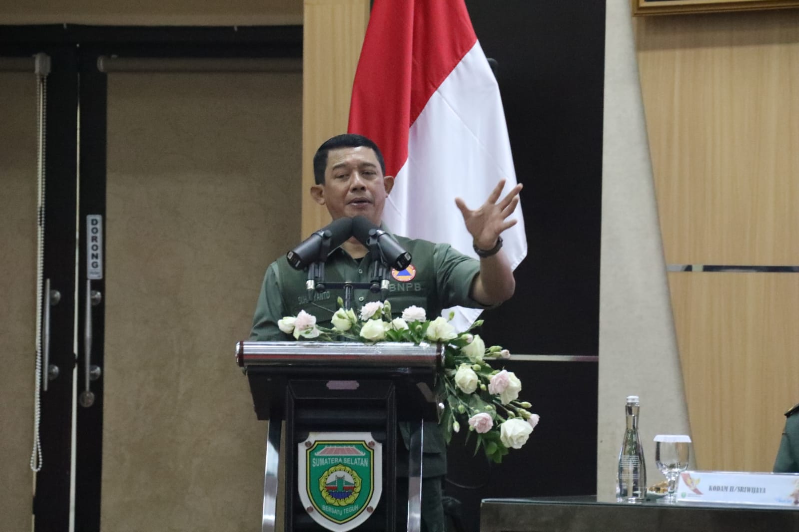 Kepala BNPB Letjen TNI Suharyanto saat memberikan arahan pada Rapat Koordinasi Penanganan Kebakaran Hutan dan Lahan di Kantor Gubernur Sumatera Selatan, Palembang, Sumatera Selatan pada Selasa (12/9).